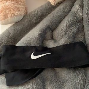Nike headband in black & white